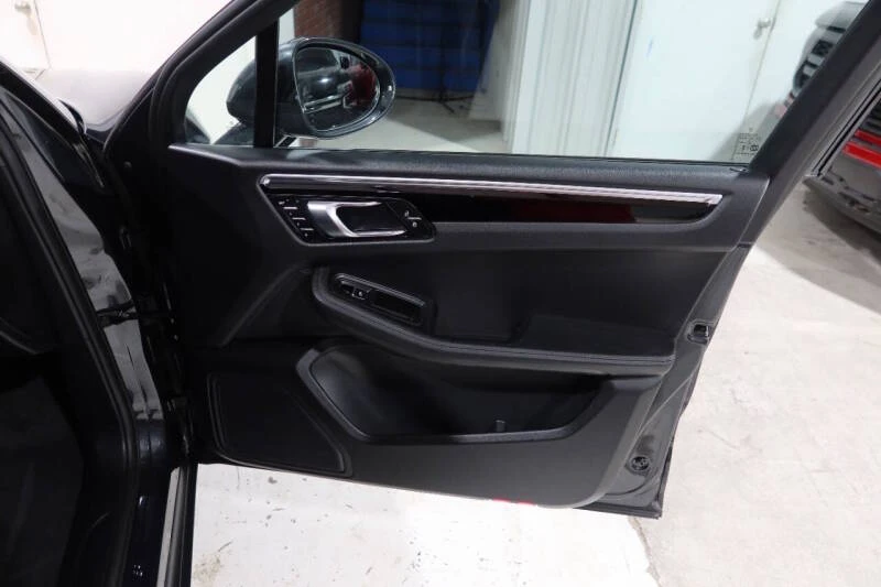 2024 Porsche Macan - Image 29 of 31