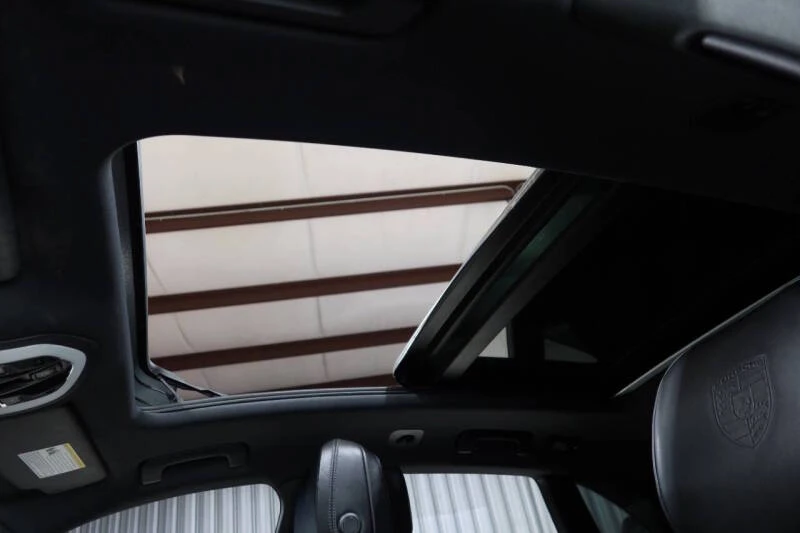2024 Porsche Macan - Image 25 of 31