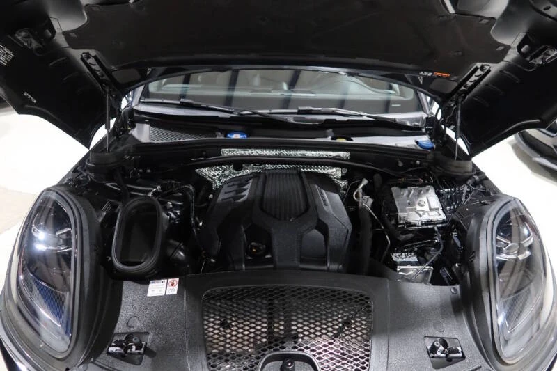 2024 Porsche Macan - Image 9 of 31