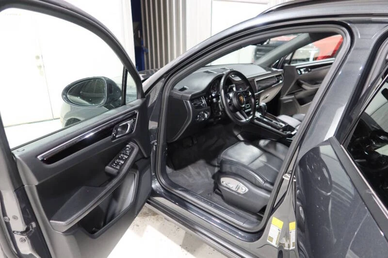 2024 Porsche Macan - Image 18 of 31