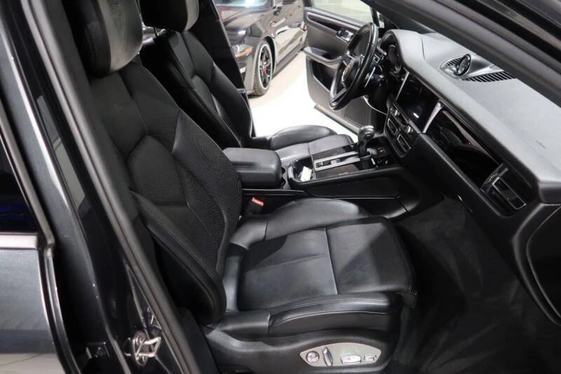 2024 Porsche Macan - Image 13 of 31