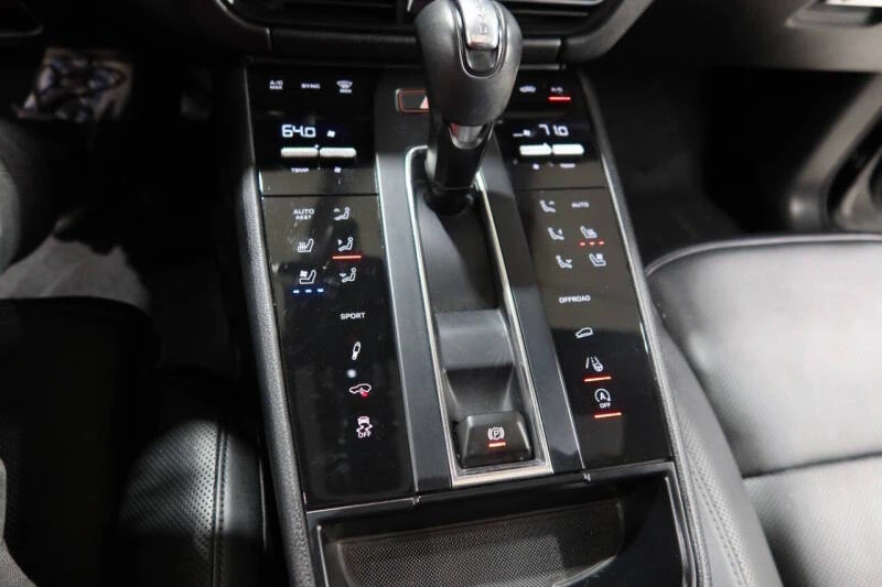 2024 Porsche Macan - Image 24 of 31