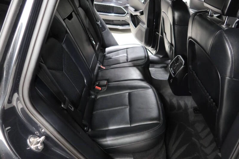 2024 Porsche Macan - Image 15 of 31