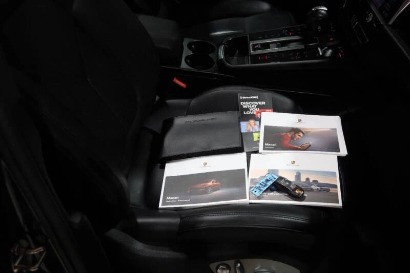 2024 Porsche Macan - Image 26 of 31