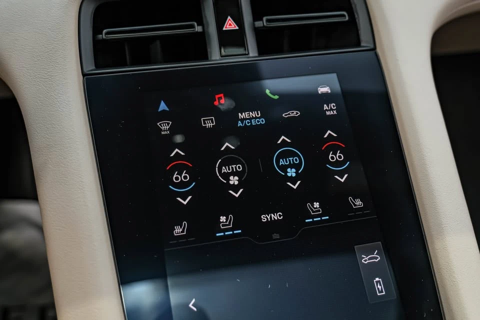 2024 Porsche Taycan - Image 15 of 20