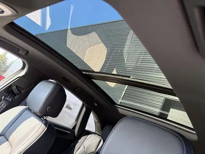 2024 Porsche Macan - Image 18 of 19