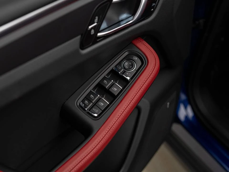2024 Porsche Macan - Image 18 of 20