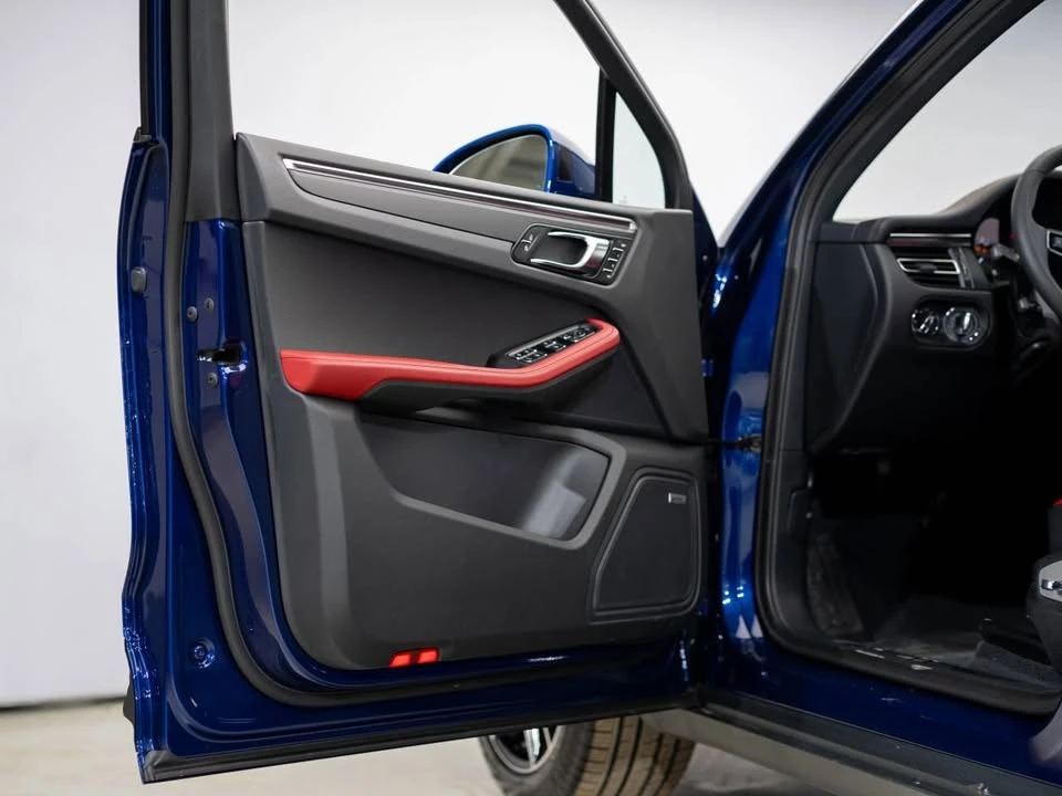 2024 Porsche Macan - Image 17 of 20