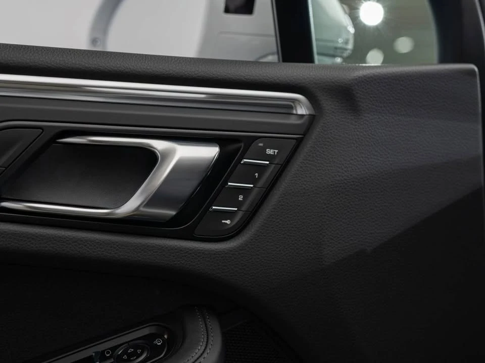 2024 Porsche Macan - Image 16 of 19