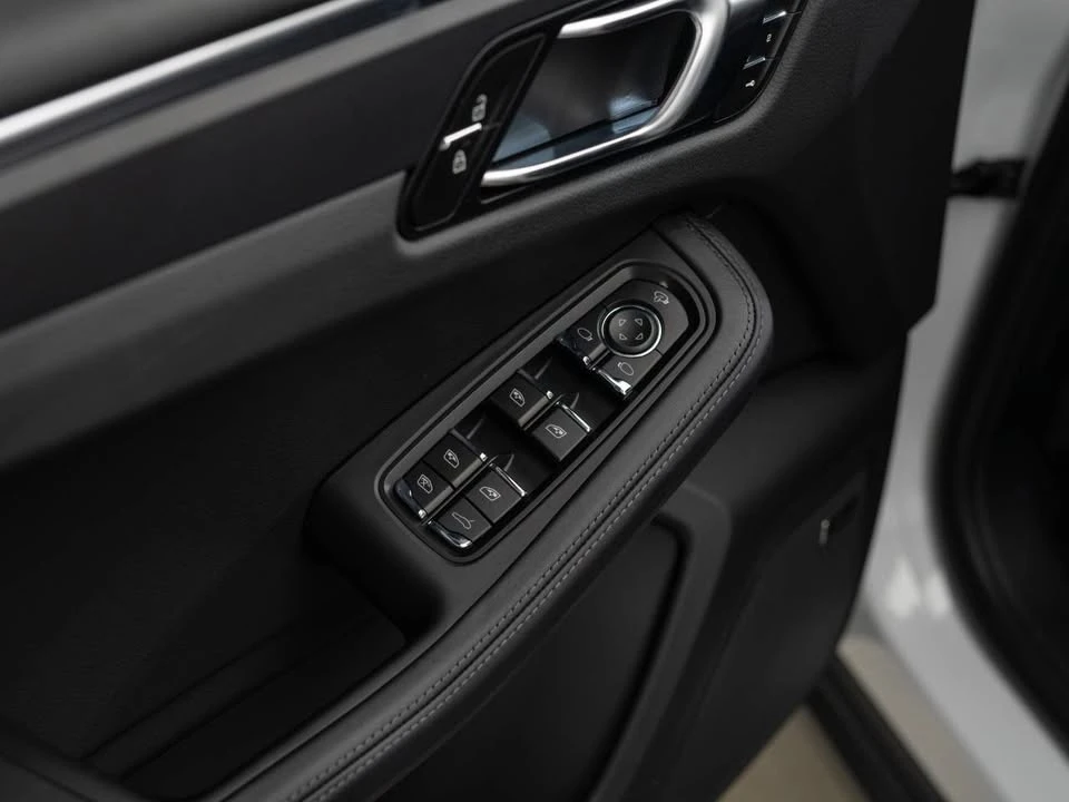 2024 Porsche Macan - Image 17 of 19