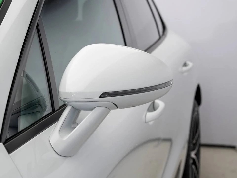 2024 Porsche Macan - Image 11 of 19