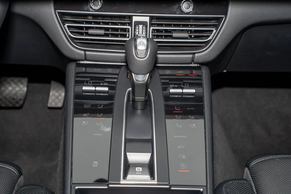 2024 Porsche Macan - Image 9 of 13