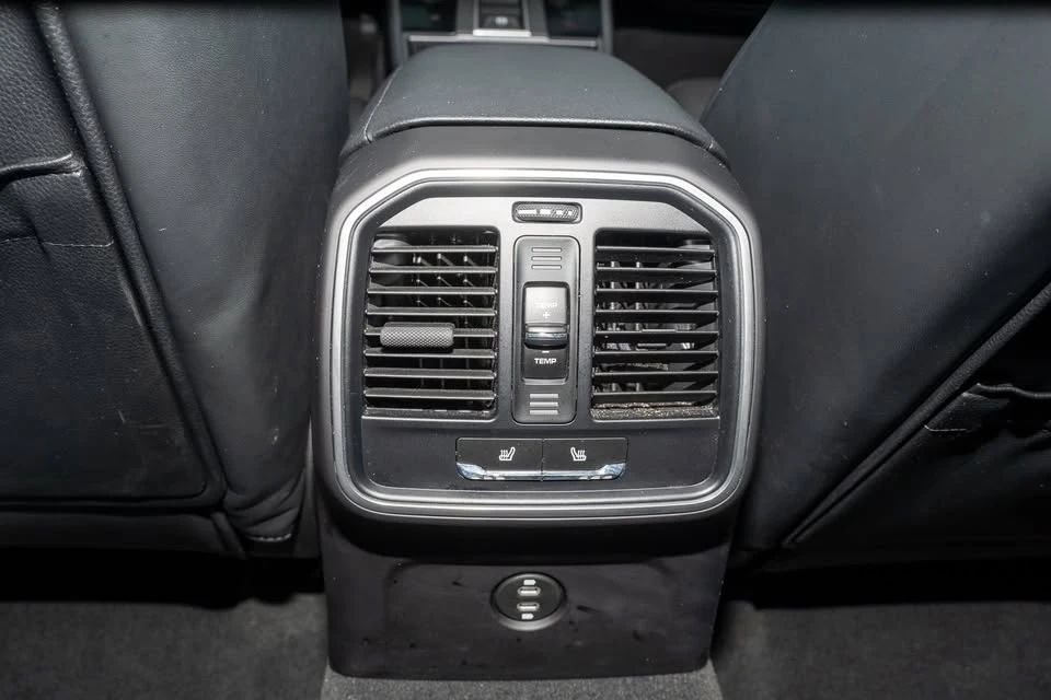 2024 Porsche Macan - Image 12 of 13