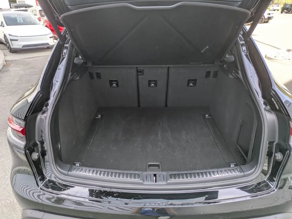 2024 Porsche Macan - Image 16 of 18