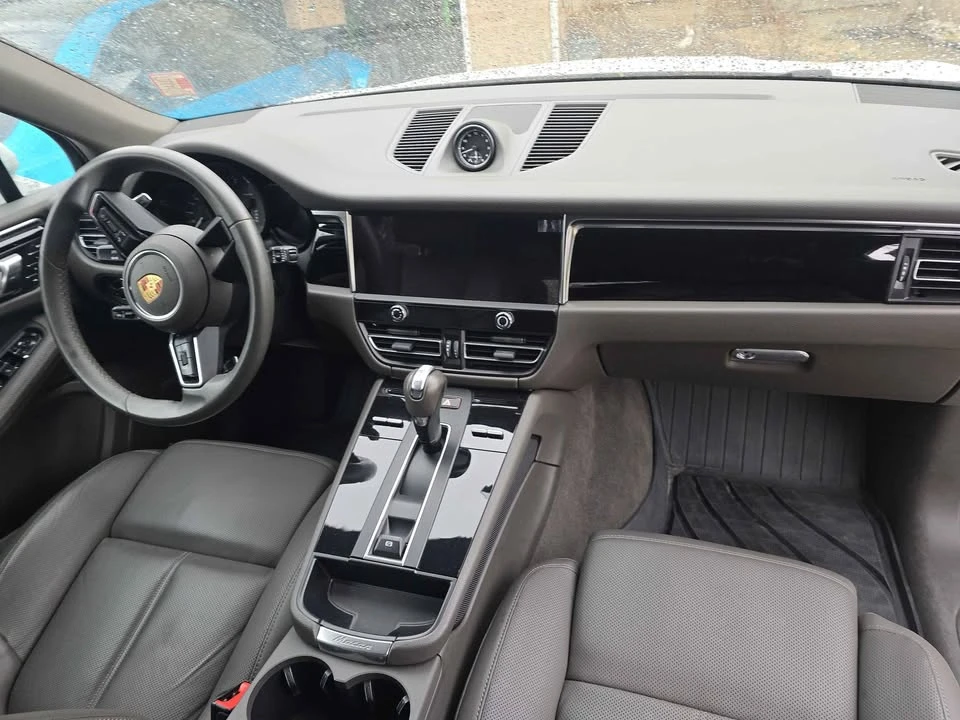 2024 Porsche Macan - Image 15 of 16