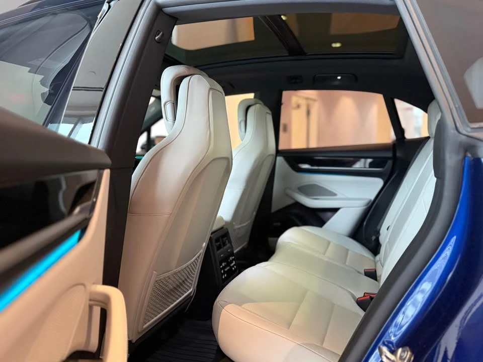 2024 Porsche Macan Electric - Image 16 of 20