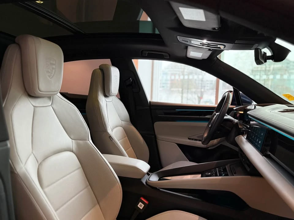 2024 Porsche Macan Electric - Image 17 of 20