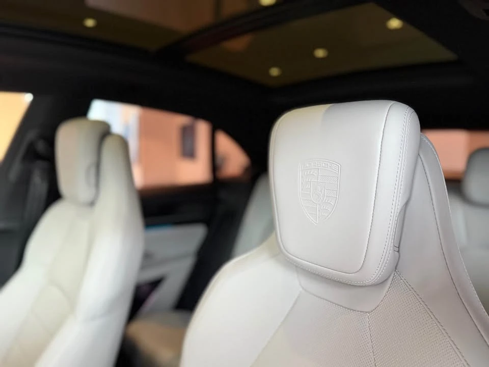 2024 Porsche Macan Electric - Image 18 of 20