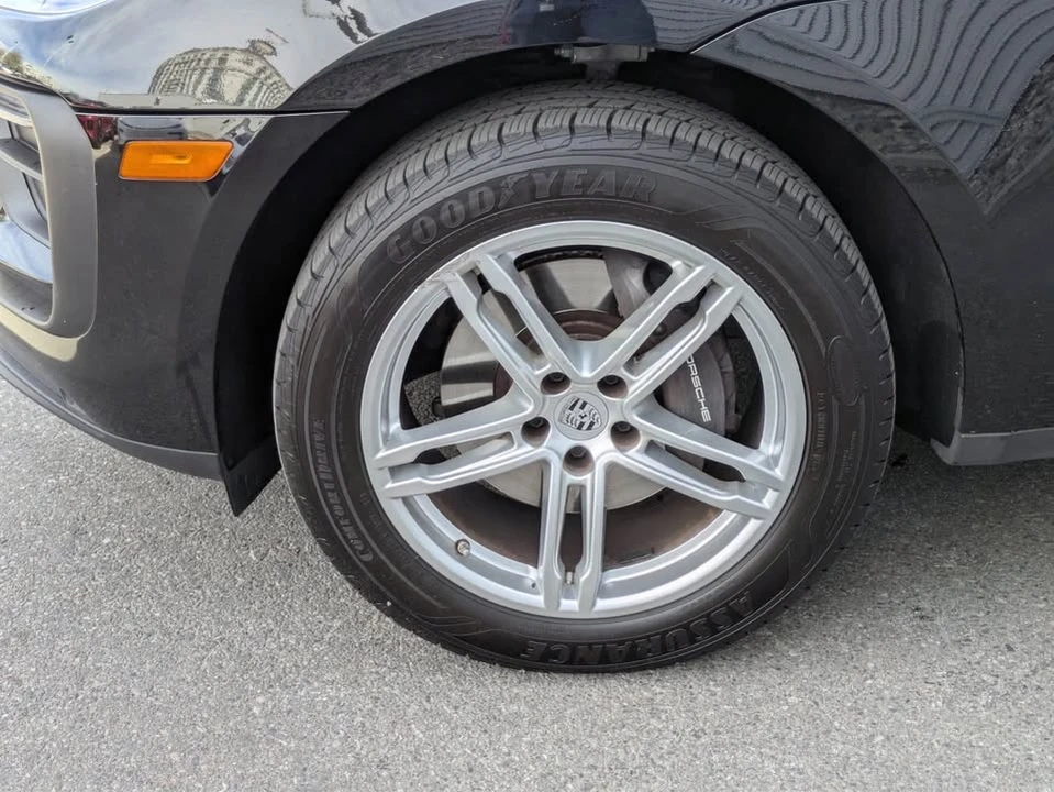 2024 Porsche Macan - Image 17 of 18