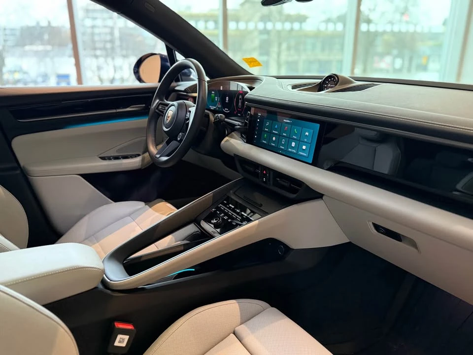 2024 Porsche Macan Electric - Image 14 of 20