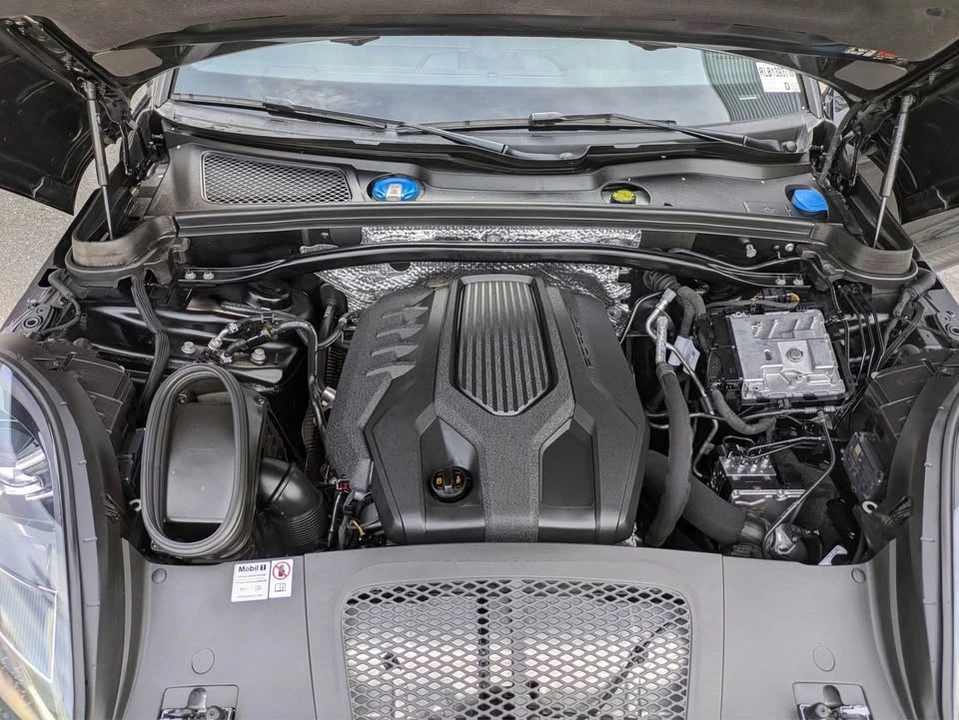 2024 Porsche Macan - Image 18 of 18