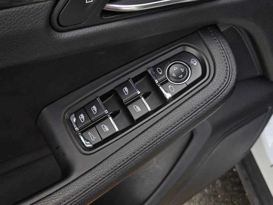 2024 Porsche Macan - Image 10 of 20