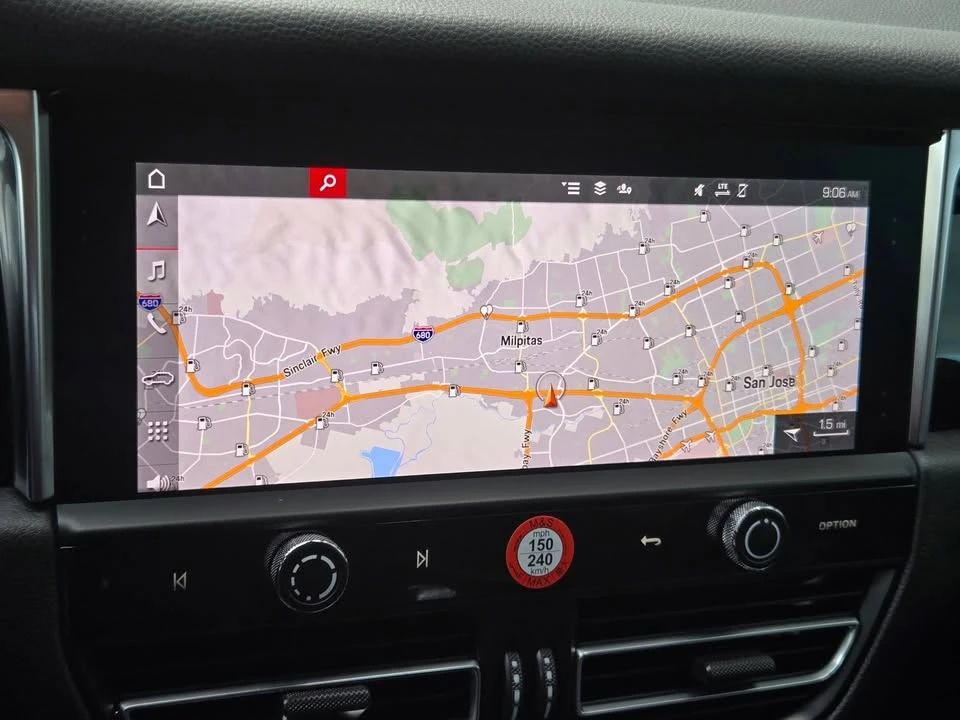 2024 Porsche Macan - Image 15 of 20