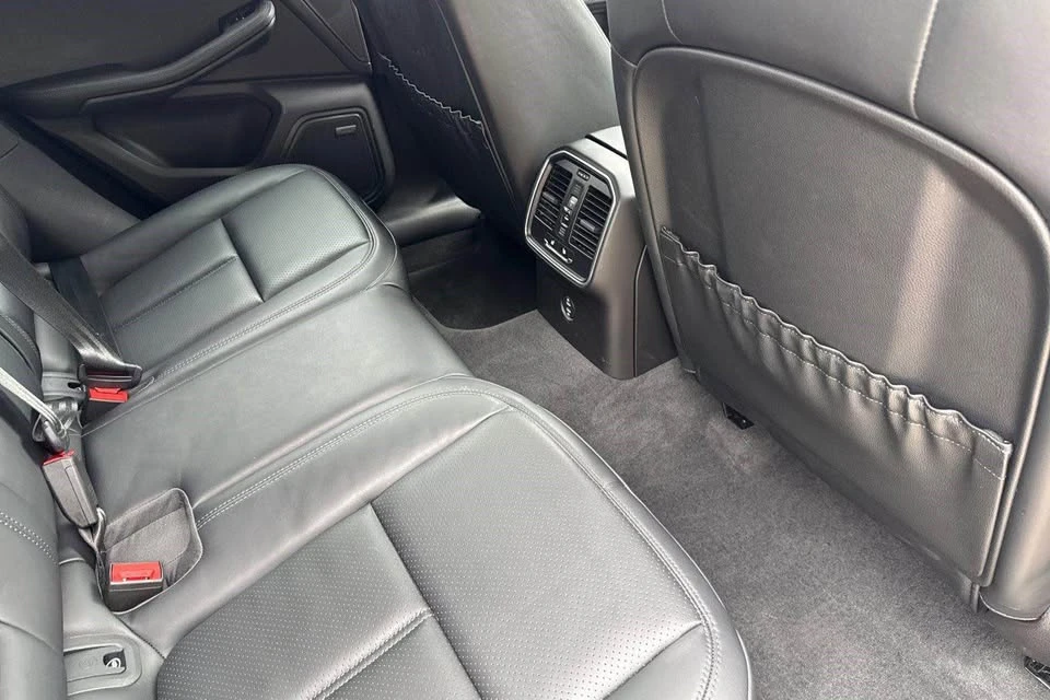 2024 Porsche Macan - Image 16 of 18