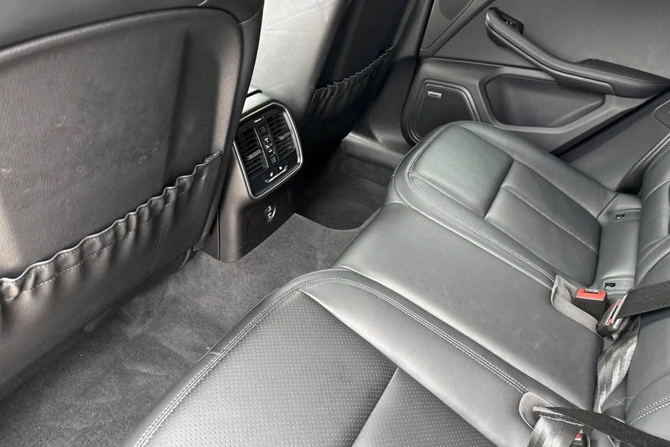 2024 Porsche Macan - Image 17 of 18