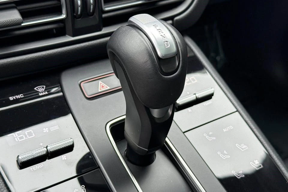 2024 Porsche Macan - Image 9 of 18