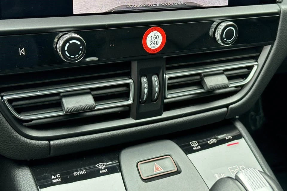 2024 Porsche Macan - Image 13 of 18