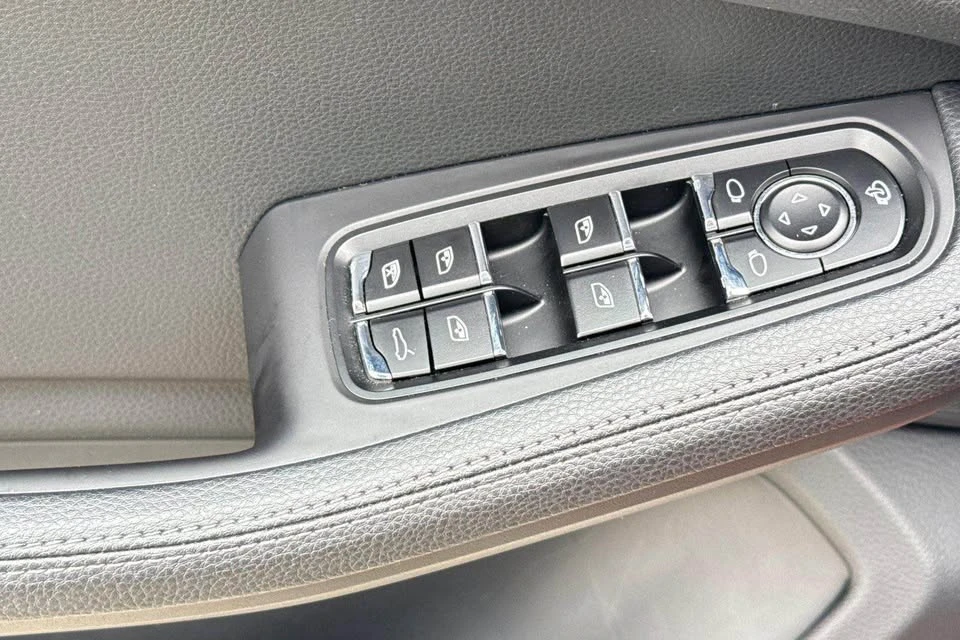 2024 Porsche Macan - Image 5 of 18