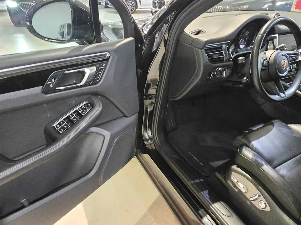 2024 Porsche Macan - Image 15 of 17