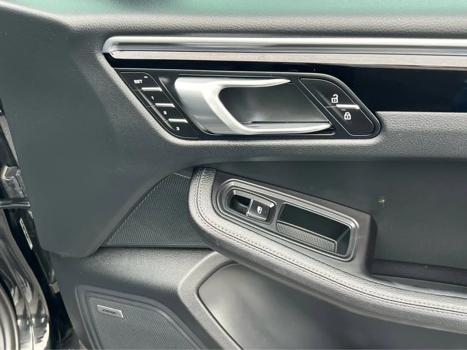 2024 Porsche Macan - Image 16 of 17