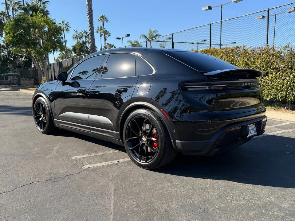 2024 Porsche Macan Electric - Image 8 of 19