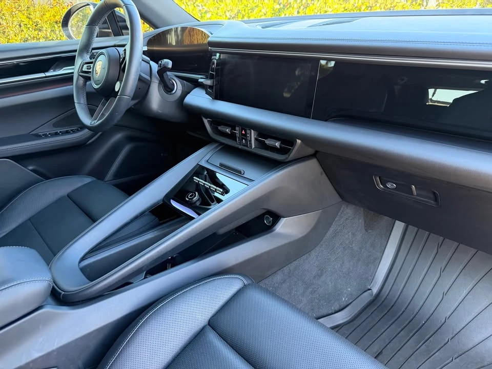 2024 Porsche Macan Electric - Image 18 of 19