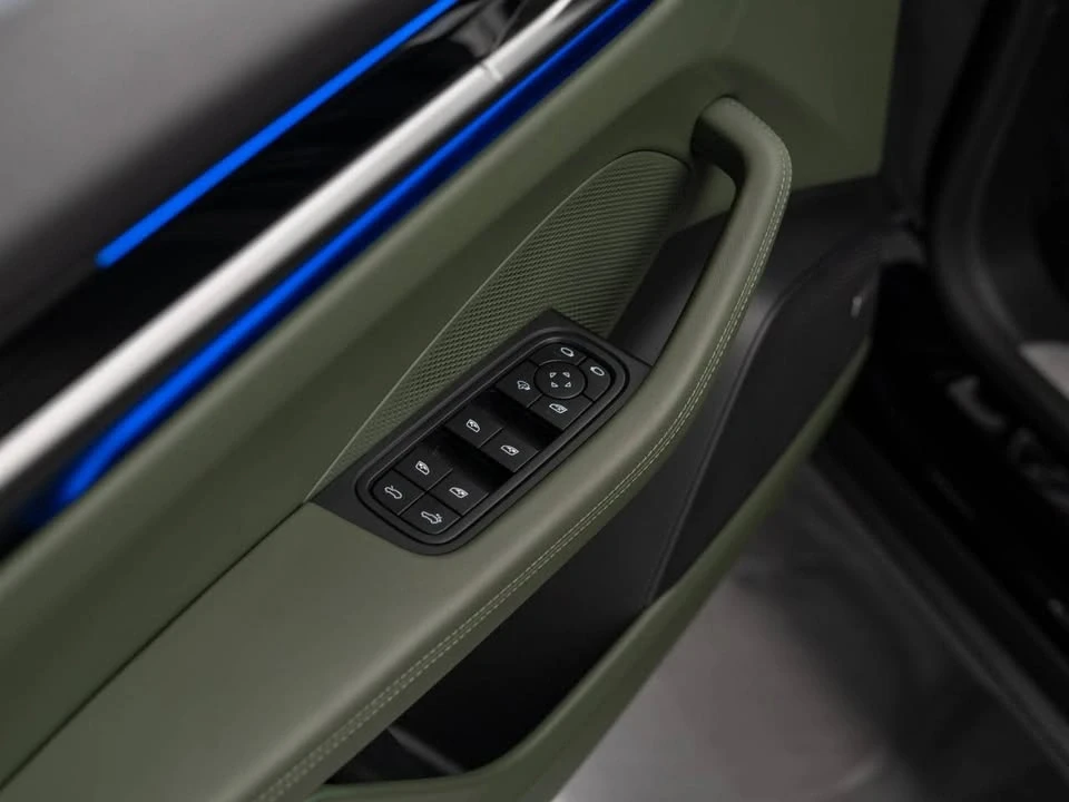 2024 Porsche Macan Electric - Image 18 of 20