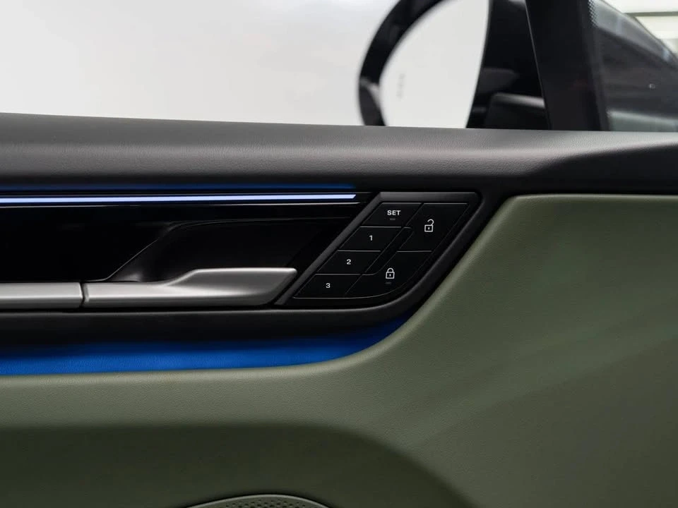2024 Porsche Macan Electric - Image 17 of 20