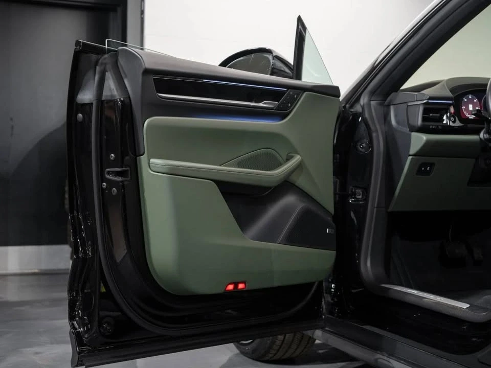 2024 Porsche Macan Electric - Image 16 of 20
