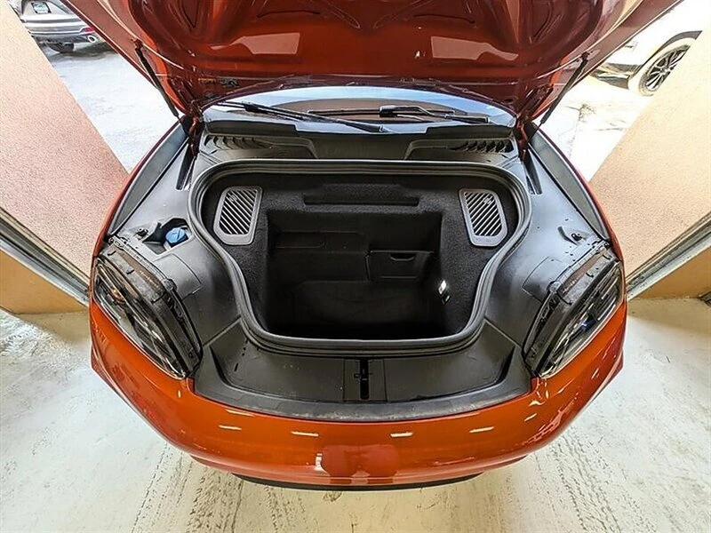 2024 Porsche Macan Electric - Image 17 of 20