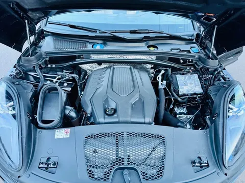2024 Porsche Macan - Image 2 of 8
