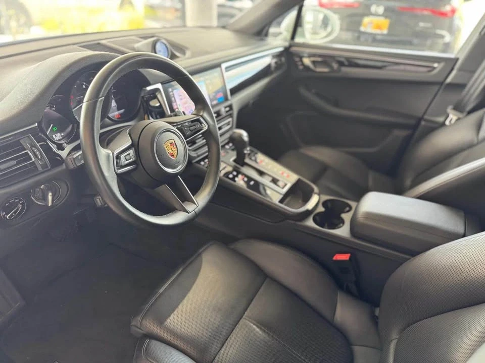 2024 Porsche Macan - Image 16 of 20