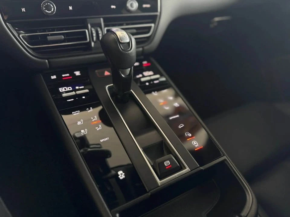 2024 Porsche Macan - Image 11 of 20