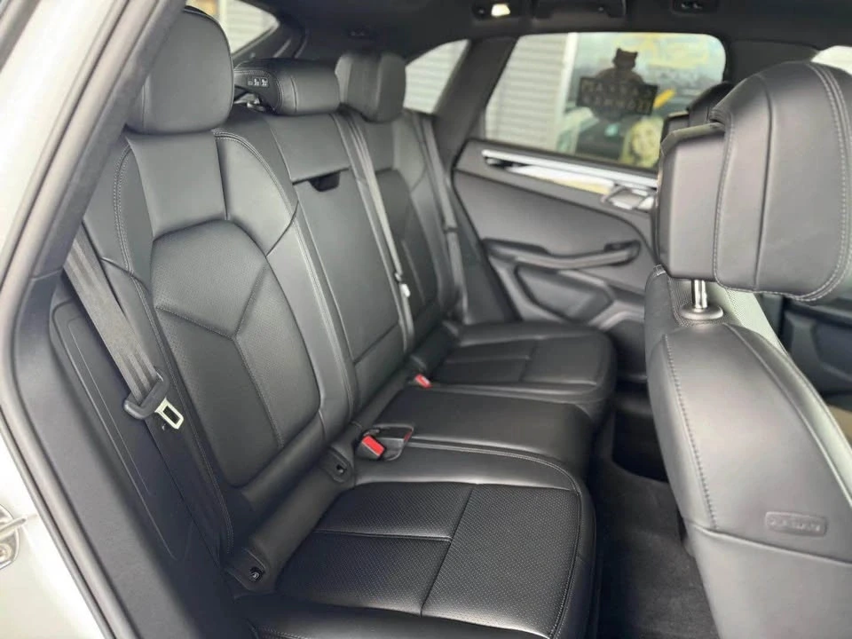 2024 Porsche Macan - Image 17 of 20