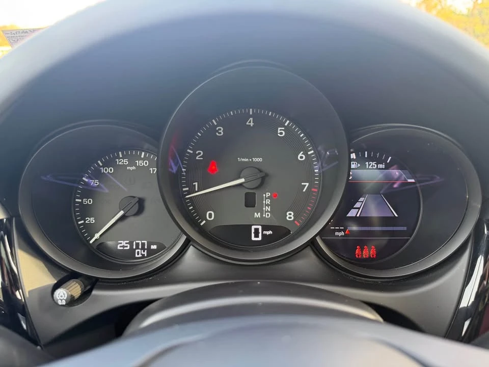 2024 Porsche Macan - Image 14 of 18