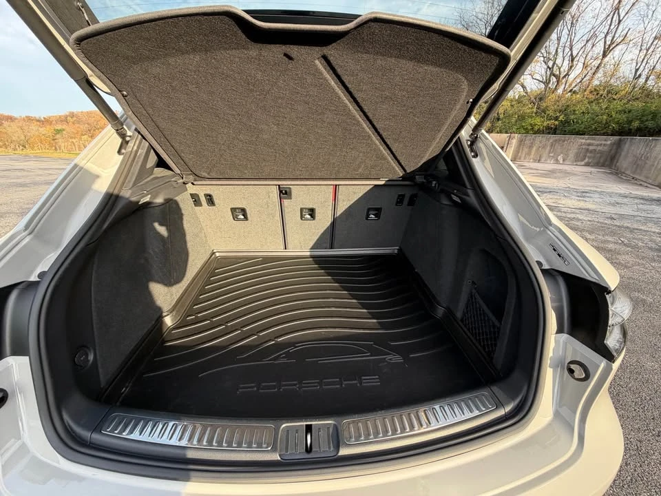 2024 Porsche Macan - Image 17 of 18