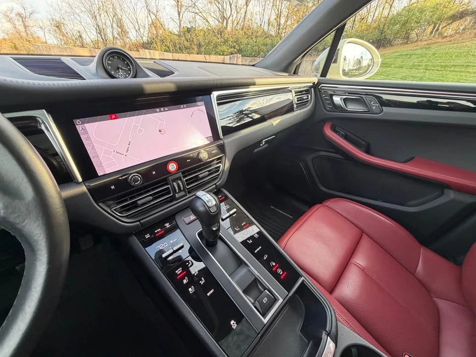 2024 Porsche Macan - Image 15 of 18