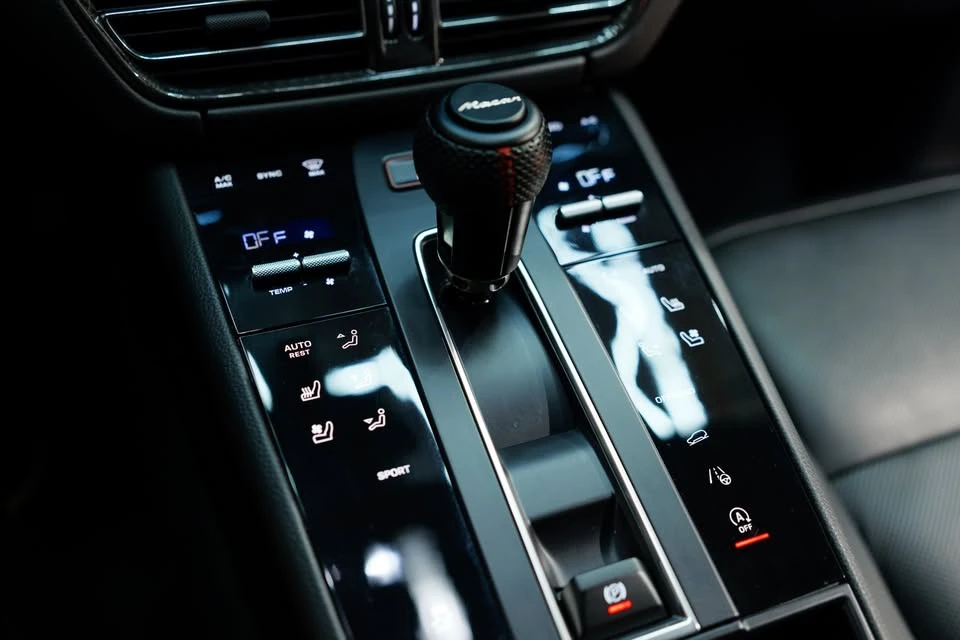 2024 Porsche Macan - Image 16 of 20
