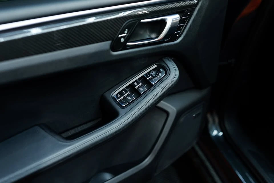 2024 Porsche Macan - Image 14 of 20