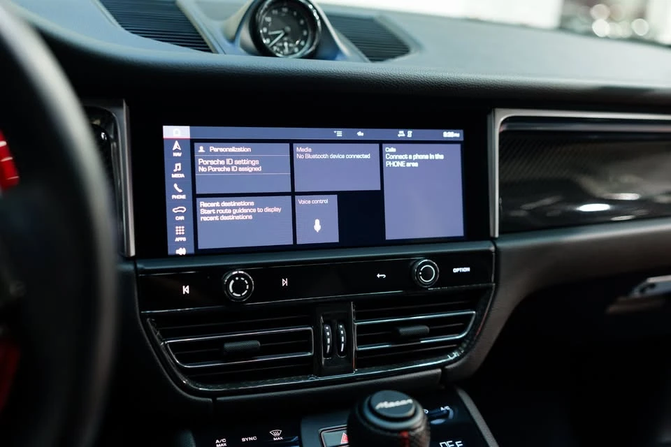 2024 Porsche Macan - Image 17 of 20